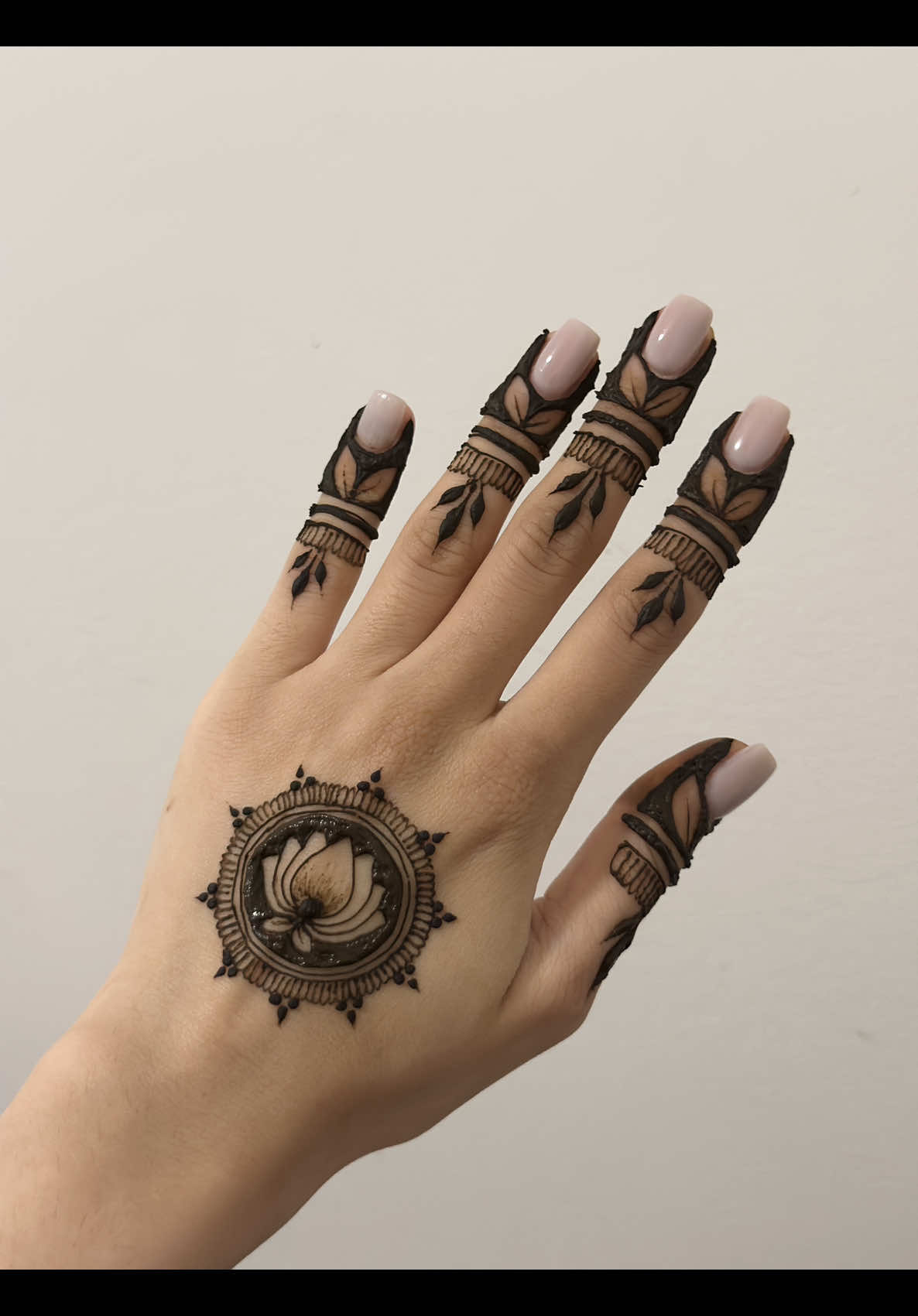 Simple henna design🍃🌸 Bookings available for bridal and non bridal henna🍃🌸 Dm For inquiries✉️ #henna #hennaartist #karwachauth #hennadesign #mehndi  