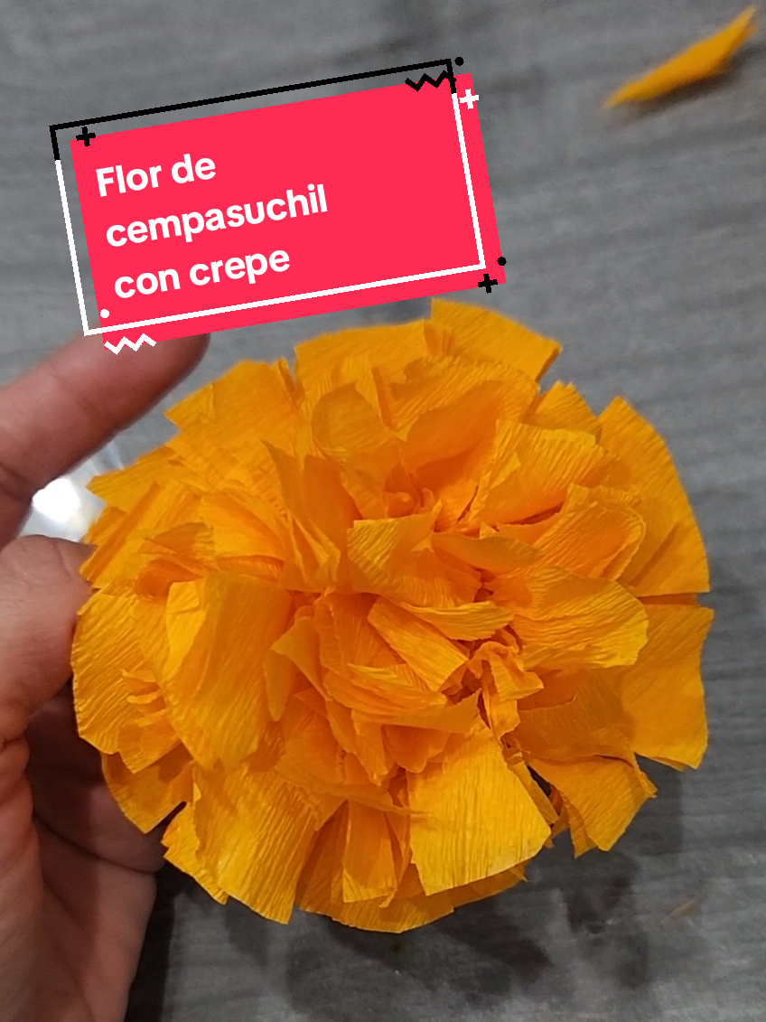 Tutorial flor de cempasuchil con papel crepe, la forma mas fácil de hacerlas y quedan muy bonitas 🥰 En otro video les mostraré otra opción para ponerle tallo 🫶🏼 #maestratiktoker #cempasuchil #flores #manualidades #diademuertos 