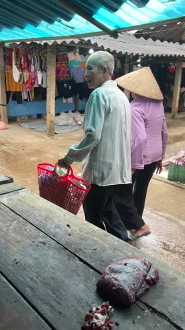 Một đời _ Một tình yêu đẹp của ông bà ❤️bắt gặp ông b tay nắm tay đi chợ chúc ông b có thật nhiều Sk ❤️