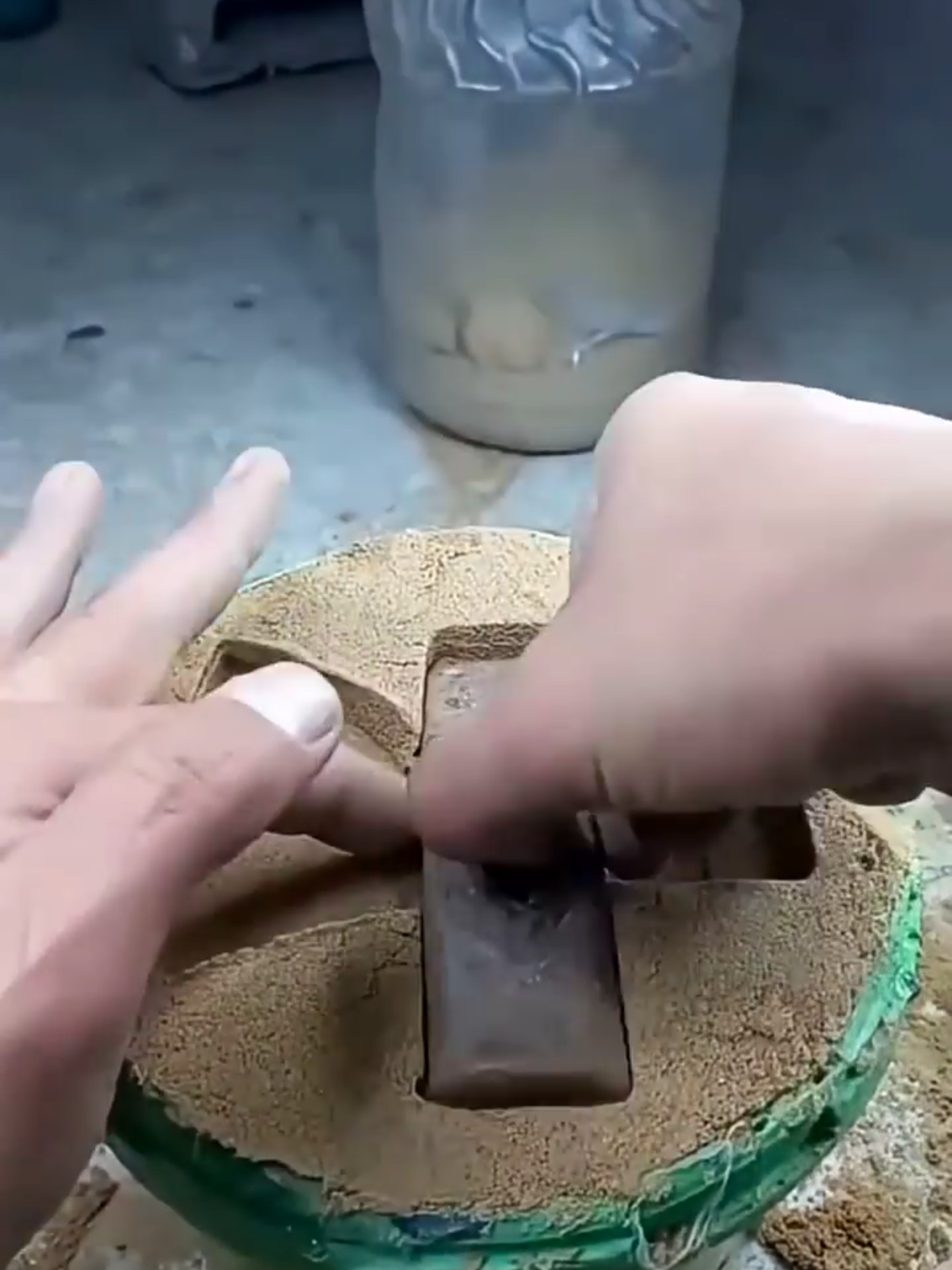 #satisfying #cementart #oddlysatisfying #crumbleart #art صب فن من صهر المعادن على الرمال