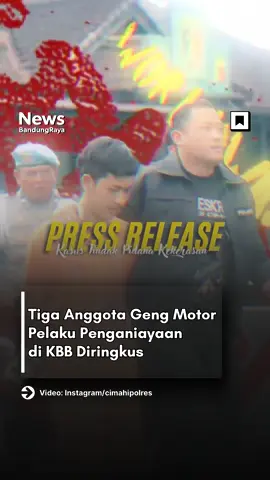 Tiga anggota geng motor pelaku peng4n!4y4an terhadap mahasiswa di Jalan Raya Cihampelas-Cipatik, Kabupaten Bandung Barat diringkus. Mereka adalah Satria Permana Sidik (23), Muhamad Rizqi (18) dan Rizza Aryo Hidayat (21) yang merupakan warga sekitar. Motif peng4n!4y4an itu dilakukan karena mereka tidak terima saat ditegur oleh korban saat berkendara. Kasat Reskrim Polres Cimahi, AKP Dimas Charis Suryo Nugroho mengungkapkan, penangkapan tersebut merupakan tindak lanjut dari laporan polisi yang diterima pada 11 September 2025. Adapun kejadian peng4n!4y4an tersebut terjadi pada tanggal 7 September 2025 sekitar pukul 18.30 WIB. Salah seorang tersangka a itu Rizza Aryo Hidayat alias Kuya mengaku bahwa mereka mengendarai motor secara ugal-ugalan dan terlibat dalam pemvkvl4n korban. Saat kejadian dirinya baru membeli air mineral. “Kita jatoh dan istri dari korban tidak terima, terus temen saya langsung datang ke korban memvkvl, saya juga ikut mvkvl,” ucapnya yang mengaku telah bergabung dengan geng motor sejak tahun 2018. 🎥 @cimahipolres  (MIM) Tag/DM kami @bandungraya.news untuk menginformasikan peristiwa seputar Bandung Raya. 🙌🏻 #cimahi #bandungbarat #xtc #bandunghits #bandungraya                        