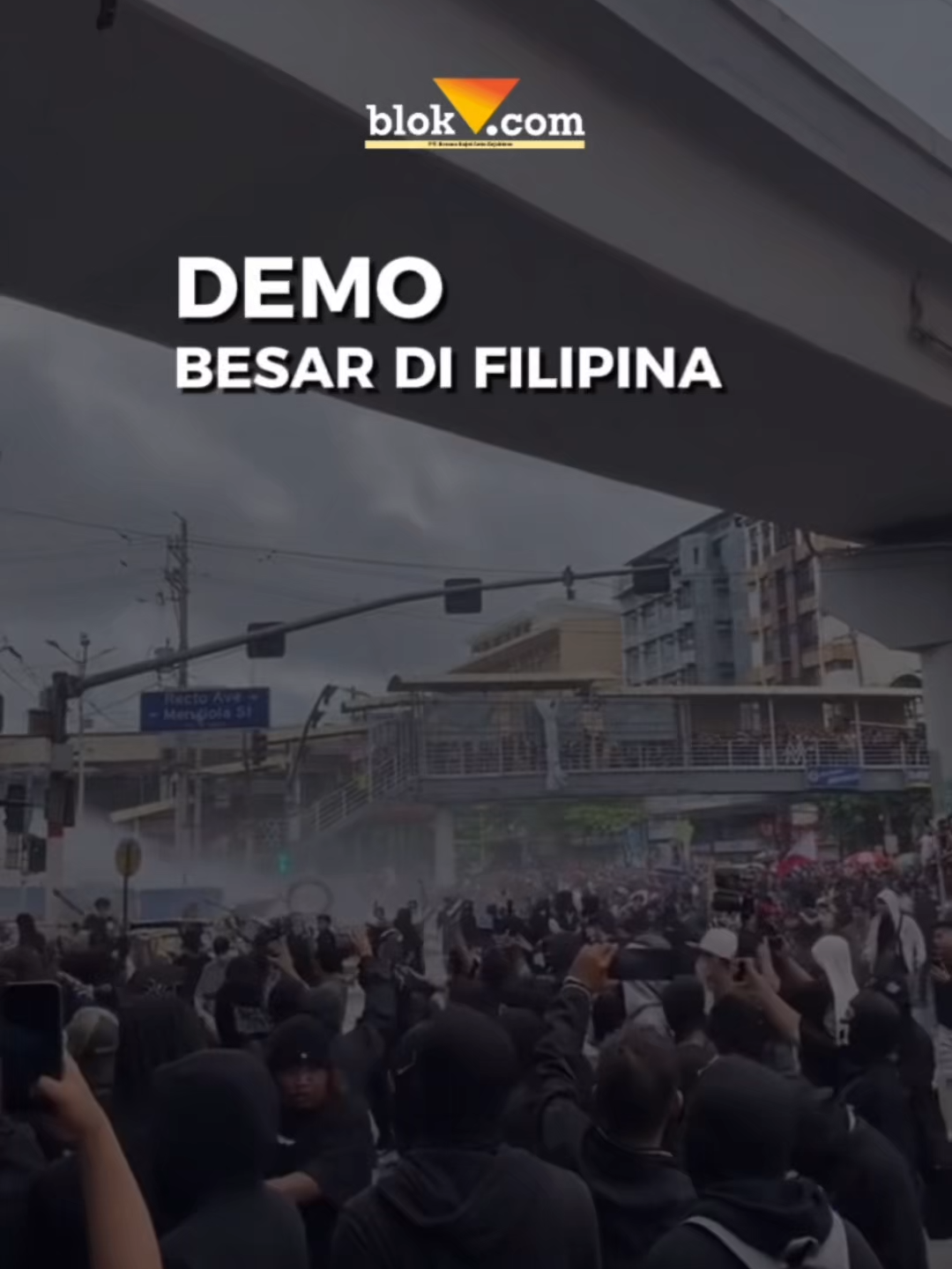 Telah terjadi demonstrasi besar-besaran yang terjadi di Manila, Filipina, pada Minggu (21 September 2025). Aksi itu muncul dari rasa marah masyarakat setelah terungkap adanya dugaan korupsi besar-besaran dalam proyek pengendalian banjir yang ternyata bersifat fiktif. Selain menjadi ajang protes terhadap praktik korupsi, demo ini juga menarik perhatian karena munculnya bendera One Piece ditengah kerumunan Selengkapnya kunjungi website www.blok-a.com #infoterkini #beritaviral #beritainternasional #demo #demofilipina #filipina #onepiece