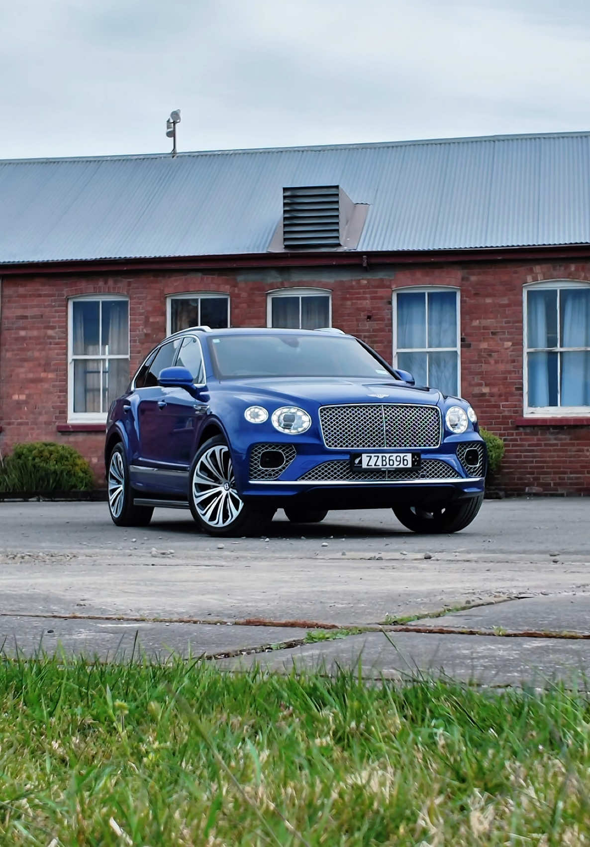 Luxury, dipped in Blue 🔹 #bentley #bentayga #giltrap