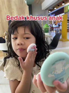 Rekomendasi bedak khusus anak. Bisa di pakai dari anak usia 3 tahun.  ✅Sudah BPOM ✅Bedaknya lembut di kulit ✅Non Comedogenic ✅Mengandung 4 bahan efektif proteksi kulit anak: -Probiotic untuk sistem pertahanankulit -Chamomile menenangkan kemerahan dan iritasi ringan -Zinc Oxide memproteksi kulit dari paparan sinar uv dan radikal bebas -Jojoba Seed Oil melembutkan dan melembabkan kulit Membantu membuat kulit wajah anak menjadi lebih cerah dan lebih bersinar. Dengan packaging yang lucu bergambar cinnamoroll dan bedak terdapat kaca dan spons sehingga anak bisa pakai sendiri. #bedakanak #skincareanak #makeupanak #skincareanakmurah #perawatananak 