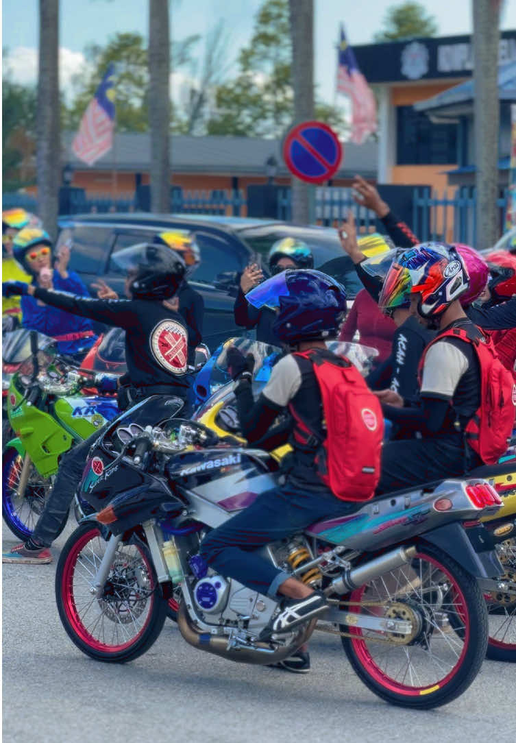 Group mana ni cuba tag🤘🏼  Memang cering motor deorang ni berapa K agaknya habis🤫 #kawasakirr150 #superkipsownerclubmalaysia #superkipsladies 