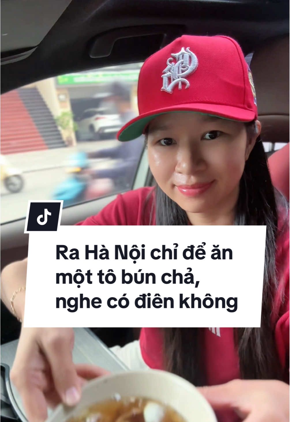 Có một hương vị khiến tôi không thể nào quên – đó chính là bún chả Hà Nội. Ăn một lần thôi mà cái mùi thơm của thịt nướng quyện cùng bát nước chấm chua ngọt cứ ám ảnh mãi. Nhớ đến mức, phải bay ra Hà Nội chỉ để ngồi xuống, thưởng thức một tô bún chả đúng điệu rồi mới chịu quay về. Một chuyến đi chỉ vì một món ăn, nhưng đáng giá đến từng khoảnh khắc. #bunchahanoi  #buncha #thuhanoi #ansang #chillincar  @Hà Lai Ít 