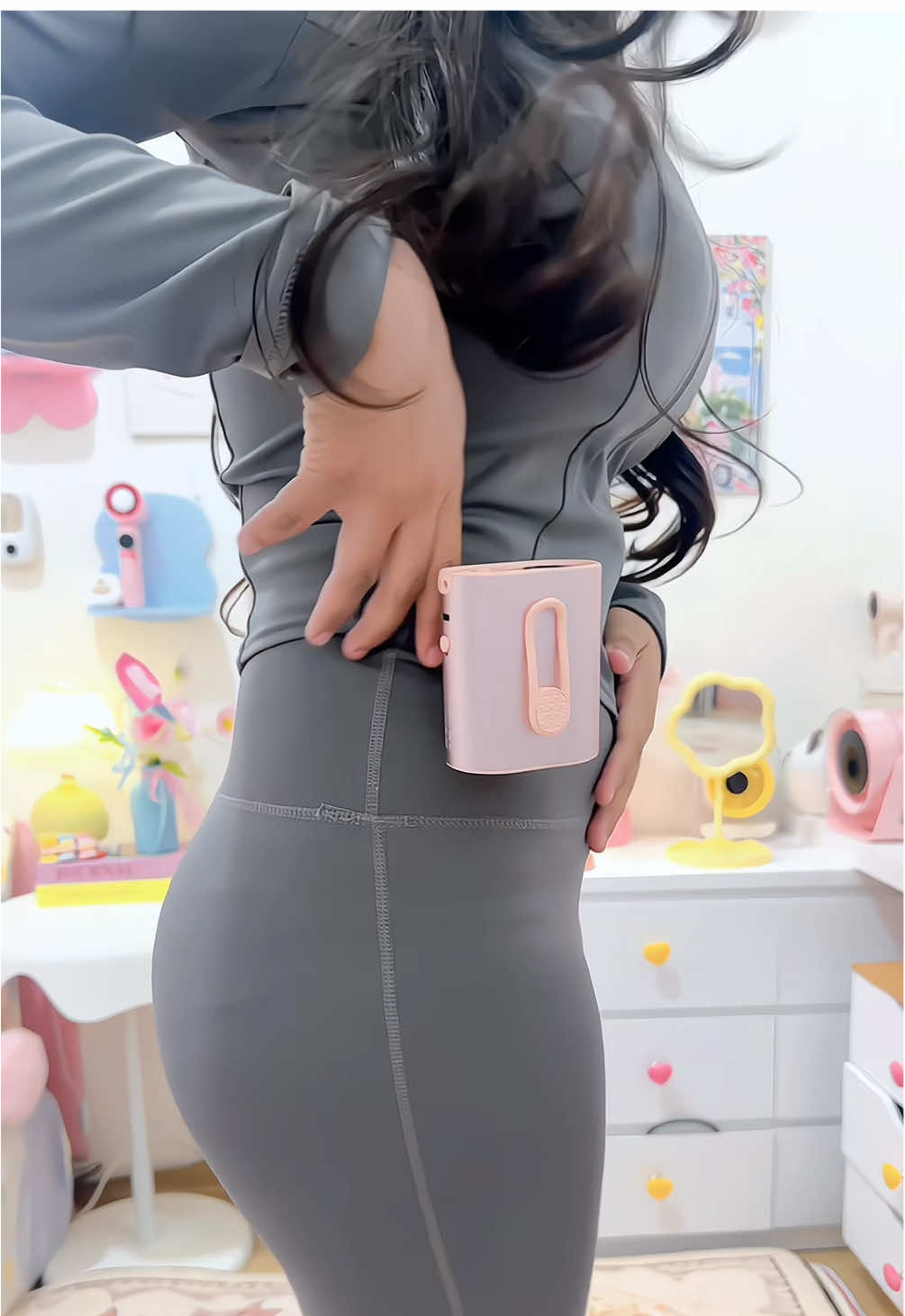 Kipas buat yg suka olahraga / aktivitas diluar ruangan, bisa di selipin di celana atau baju, kalo lagi lari diluar, pake kipas ini enak bgtt bikin adem, gk gerah dipake dlm, gojoodooq emang gk bisa diem🫵🏻#kipasangin #kipasportable #waistfan #kipasolahraga #gojodooq 