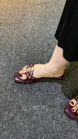 Manis banget sandal yg kupakai mana empuk banget 🥰 #sandalwanita #sandalcantik #sandalkekinian #sandalteplek 