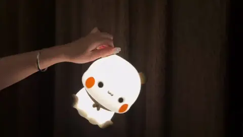 Đêm ngủ có em này bên cạnh thì không sợ bị tối