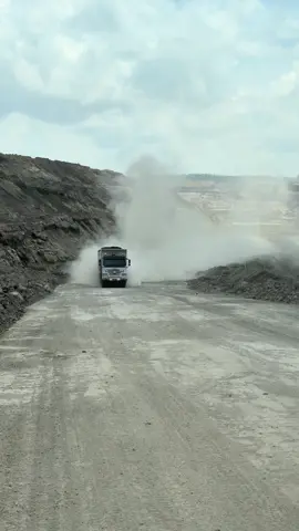 mantap debu nya jarr paman 910🤣#haulingbatubara #storytambang #tambangbatubarakalimantan #tambang 