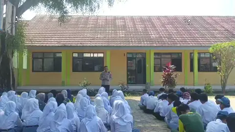 Police goes to school, Kapolsek Waled AKP MOCHAMAD FADHOLI, S. H melaksanakan kegiatan di SMK An-nuur Pasaleman dengan memberikan motivasi generasi emas dan memberikan materi terkait bullying, tertib lalu-lintas, tawuran, geng motor dan bahaya narkoba.  #kapolrestacirebon  #polestacirebon  #humaspolrestacirebon  #kapolsekwaled  #humaspoldajabar   