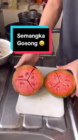 Belah semangka gosong koq gini rasanya 😆 #fyp 