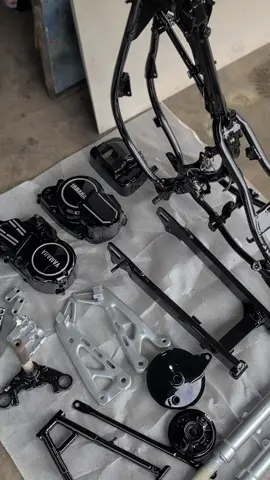 Alhamdulilah siap lagi rangka + kaki kaki rx king😇#fyp #repaintrxking #rxking #hitamglosy #masukberanda 