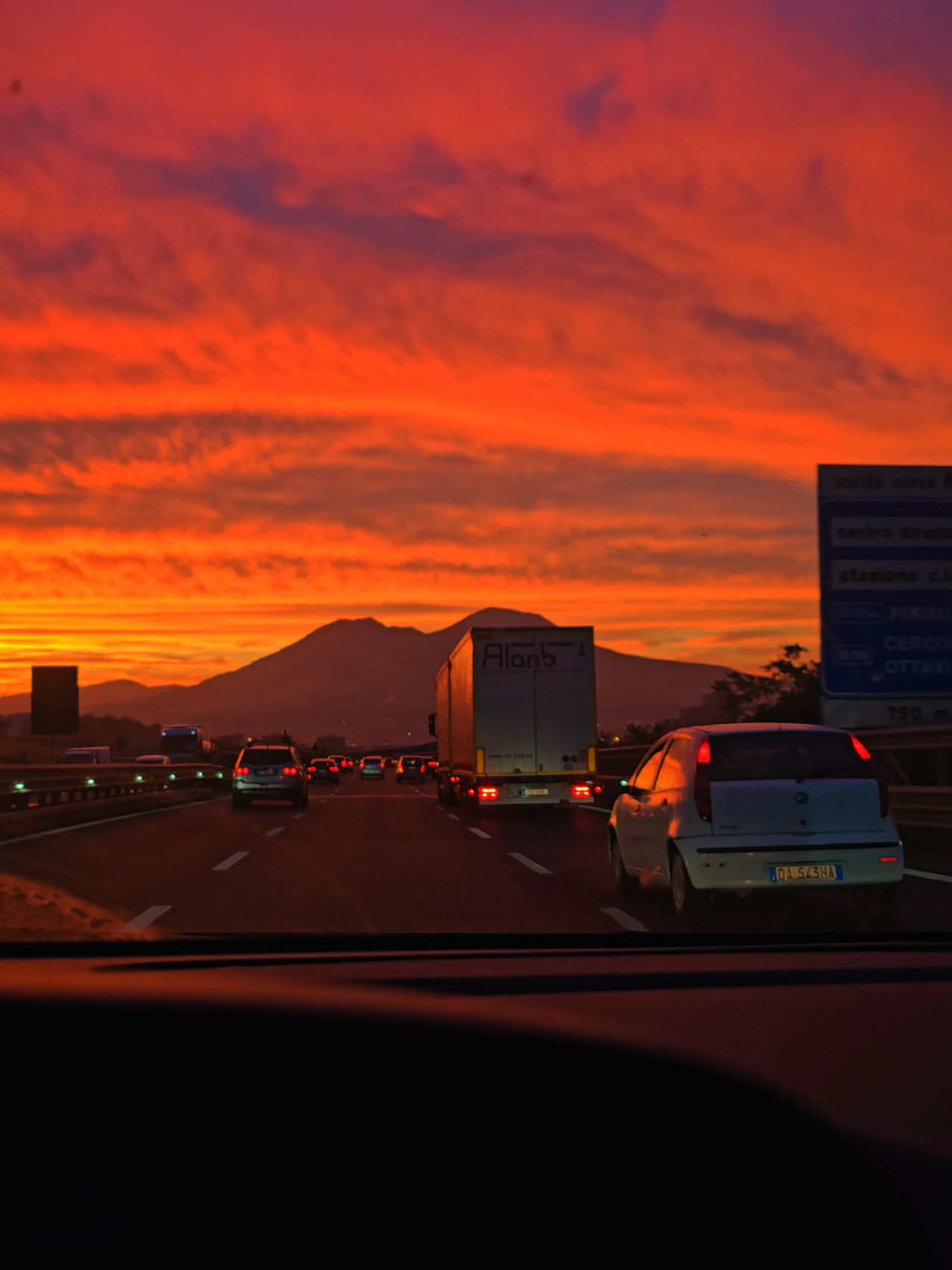 Un’alba che incendia il cielo sopra il Vesuvio 🔥🌋 Rosso e arancio come un dipinto, uno spettacolo che Napoli regala solo ai cuori svegli abbastanza presto per ammirarlo. #Vesuvio #AlbaMagica #Napoli #NatureVibes #SkyLovers 