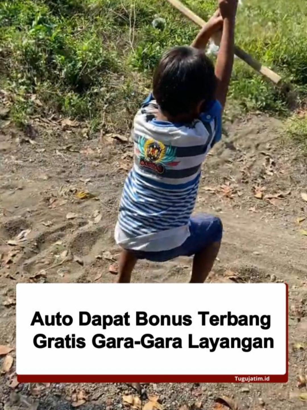 Lagi asyik main layangan, eh malah ada kejadian kocak! Seorang anak kecil nggak sengaja ikut keseret benang layangan sampai kayak mau terbang beneran. Untungnya nggak kejauhan, kalau enggak bisa-bisa masuk film super hero!  Baca berita selengkapnya di tugumalang.id