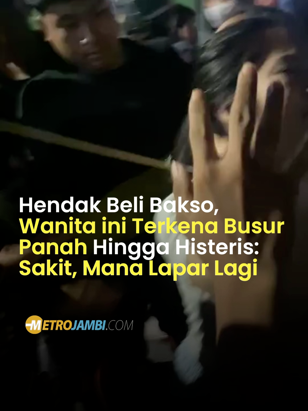 random bgt pelakunya, orang laper malah dipanah Sebuah video viral memperlihatkan seorang wanita di Makassar yang histeris karena terkena panah busur nyasar di pundaknya saat hendak makan di sekitar rumahnya di Jalan Lembo. Wanita tersebut tampak ketakutan sambil memegang busur di punggungnya dan terus mengeluh kesakitan saat mendapat perawatan medis. Ia menceritakan bahwa kejadian bermula saat hendak mengambil kunci motor, lalu naik ke lantai tiga untuk mengambil garpu, namun tiba-tiba merasa terkena sesuatu yang awalnya ia kira batu. Kapolsek Tallo, Kompol Syamsuardi, mengaku belum mendapat informasi resmi terkait kejadian itu meskipun videonya sudah beredar luas di media sosial. Ia menyatakan tidak bisa memastikan kebenaran lokasi pembusuran karena belum ada laporan yang masuk. Peristiwa seperti ini ternyata bukan yang pertama di Makassar. Sebelumnya, pada Mei 2025, seorang wanita juga menjadi korban serupa saat pulang dari membeli voucher data. Ia terkena busur di paha setelah berpapasan dengan pengendara motor, lalu dilarikan ke RS Bhayangkara. Fenomena teror busur memang kerap terjadi di Makassar, terutama saat bulan Ramadan, di mana Polrestabes mencatat sedikitnya 27 tersangka ditangkap terkait kasus ini. Salah satu faktor yang mendukung maraknya kejahatan tersebut adalah peredaran senjata tajam berupa panah busur yang diproduksi secara ilegal. Polisi bahkan mengamankan seorang tukang kayu berinisial SN (38) di Kecamatan Manggala, Makassar, karena diduga memproduksi dan menjual panah busur melalui media sosial.