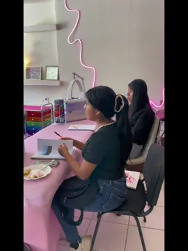 Holis… no había podido subir esta publicación por trabajo y nuevos proyectos en puerta, pero aquí les dejo un resumen del diplomado de pestañas que empezó hace un mes y concluyó hace 20 días la verdad súper agradecida por las alumnas que han llegado a la academia, muy aplicadas y dispuestas a aprender, la transformación que hubo en cada una de ellas me sorprendió. Cada día estoy más enamorada de la oportunidad de compartir todo mi conocimiento tanto profesional como personal, le dedico mucho amor a cada clase y con paciencia les ayudo a corregir. Luci, Yami, Gissel y Monse, muchas felicidades por tomar la decisión de invertir en ustedes, como se los dije, pueden lograr todas las metas que se propongan, tienen un talento hermoso y solo necesitan creerlo ustedes mismas, con perseverancia y consistencia habrá grandes resultados, quiero agradecer todos los momentos vividos en este espacio, fue tan agradable tenerlas como alumnas, gracias por permitirme ser esa guía en este camino y gracias por sus palabras, de verdad me sacaron las lágrimas al leer sus mensajes 💖   También agradecer a ti hermosa Yami, por la sorpresa de las flores, no me las esperaba y me llenaron el corazón 💗 de amor!!! Como les dije el último día, me acostumbro tanto a ustedes que las extraño.  Felicidades y les deseo éxito en todo lo que se propongan, recuerden que en mí tienen un apoyo✨💖 Recordarles lo de la última clase “ tu esencia es lo que te diferencia de todo, no importa cuantas personas ya hagan lo que quiero hacer, nadie lo hará igual que yo” #extensionesdepestañas #cursos #tlapa #invierteenti #eyelashes 