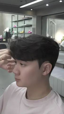 Style nhẹ nhàng lãng tử với kiểu tóc side part rủ Hàn Quốc được thực hiện bởi bàn tay khéo léo của mình #phuongdaik #xuhuong 