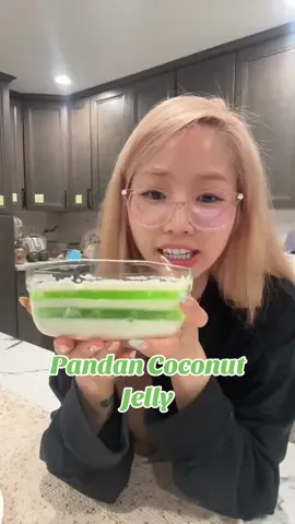 Making a layered pandan coconut milk jelly was so satisfying #jello #coconutjelly #jelly 