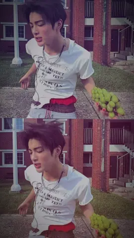 quần tụt chỉ cần cầm chùm nho th cũng có ảnh đẹp =)) #keonho#cortis