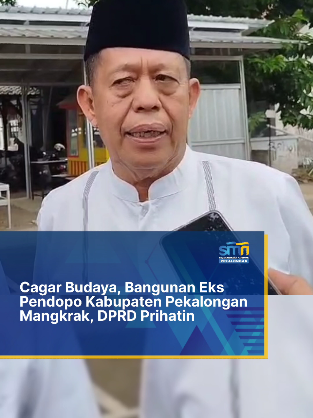 KAB. PEKALONGAN – Inspeksi mendadak (sidak) ke Kompleks eks Pendopo Nusantara di Kabupaten Pekalongan di Jl. Nusantara, Kota Pekalongan, Jumat (20/9/2025). Ketua DPRD Kabupaten Pekalongan, H. Abdul Munir bersama Wakil Ketua H. Sumar Rosul prihatin melihat bangunan eks Pendopo Kabupaten Pekalongan tidak terurus.  Ketua DPRD kabupaten Pekalongan mengaku prihatin lantaran lokasi bersejarah tak terawat bahkan diduga jadi gudang. Sidak ini memunculkan sorotan tajam terkait pengelolaan aset daerah yang dinilai tidak transparan dan minim koordinasi. Pihaknya mengaku kaget karena kawasan tersebut, terutama bagian depan dan samping barat-timur, sudah tertata rapi untuk kuliner, namun bagian belakang eks pendopo nusantara tidak terawat lagi. “Saya prihatin. Bangunan yang masih kami usahakan untuk menjadi cagar budaya dan peninggalan para pendahulu tidak terurus. Nanti akan kita evaluasi agar bangunan ini, yang merupakan sejarah awal membangun Kabupaten Pekalongan, bisa menjadi lebih baik,” ujar Abdul Munir. Ditambahkan, H. Abdul Munir, Keprihatinannya atas kondisi bangunan bersejarah yang kini dibiarkan mangkrak dan rusak. Padahal, eks pendopo bupati tersebut merupakan cagar budaya yang menjadi saksi perjalanan Kabupaten Pekalongan. Pihaknya mensayangkan minimnya koordinasi pemerintah daerah terkait pengelolaan aset, termasuk kerja sama sewa dengan pihak ketiga.  “Yang namanya pengelolaan aset itu kan harusnya dikaji dengan cermat dari sisi budaya, sejarah dan ekonomi. Apalagi kalau ada perubahan bentuk, kerja sama, atau sewa, DPRD ya seharusnya tahu karena sebagai fungsi kontrol,” terangnya. Kondisi saat ini bangunan eks pendopo memprihatinkan, Beberapa bagian atap rusak, cat dinding mengelupas, dan halaman kompleks dipenuhi rumput liar. Namun disebelah barat dan timur bangunan sudah tertata rapih dan digunakan untuk pusat kuliner. (SMN)