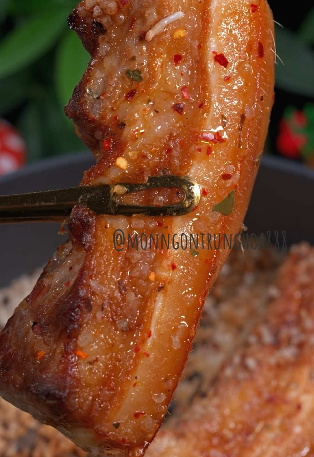 Mọi người lưu ý nhé, nhiều người mua thịt heo về nhà chỉ biết xào lên, gia đình đã chán ngấy. Hôm nay cách làm nướng muối cổ truyền này mọi người nhớ xem kỹ, thịt mềm ngọt đẫm nước, giữ trọn vị nguyên bản, dinh dưỡng không mất đi, ăn càng thơm ngon hơn. Quan trọng nhất là nướng muối không sinh ra chất có hại, sạch sẽ và tốt cho sức khỏe!#ngon #nauan #monngonmoingay #ănngon #amthuc 