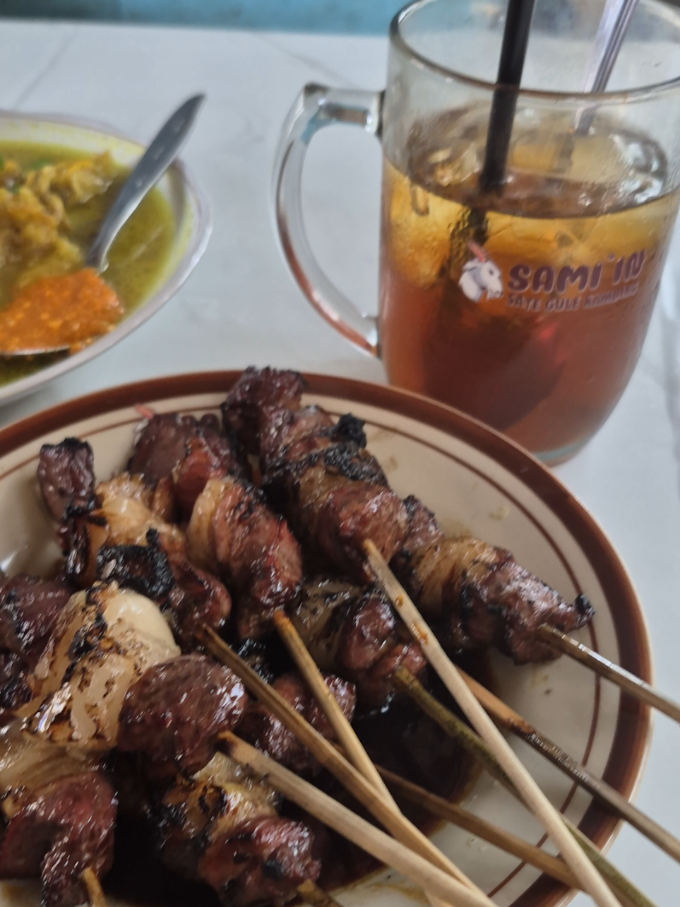 Sering lewat babat  tapi baru kali ini bisa mampir nyoba. Gulenya kuahnya sedap gak berat isinya banyak dagingnya, satenya gede2 empuk. #satekambing #rekomendasisate #kulinerlamongan #kulinerjatim 