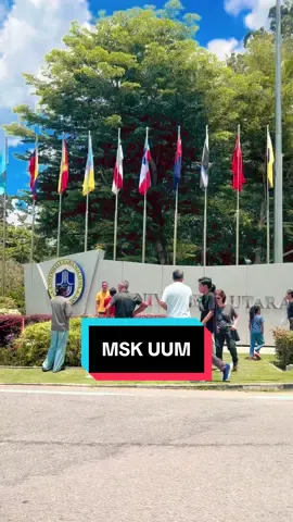 Walaupun panas, keluarga yang menghantar pelajar baharu UUM tidak melepaskan peluang bergambar di kawasan Pintu Masuk Utama dan Clock Tower UUM 🥳🥰👏🏼 Semoga pulang dengan selamat ke kampung halaman. InshaAllah they will be in good hands here @ UUM #msk #uum #degreeuum #a251 #uumstudent