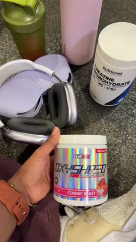I get the best workout and sweat using oxyshread 👀👀 I wouldn’t be able to lift without it after a 12 hour shift!  #oxyshred #oxyshredresult #gym 