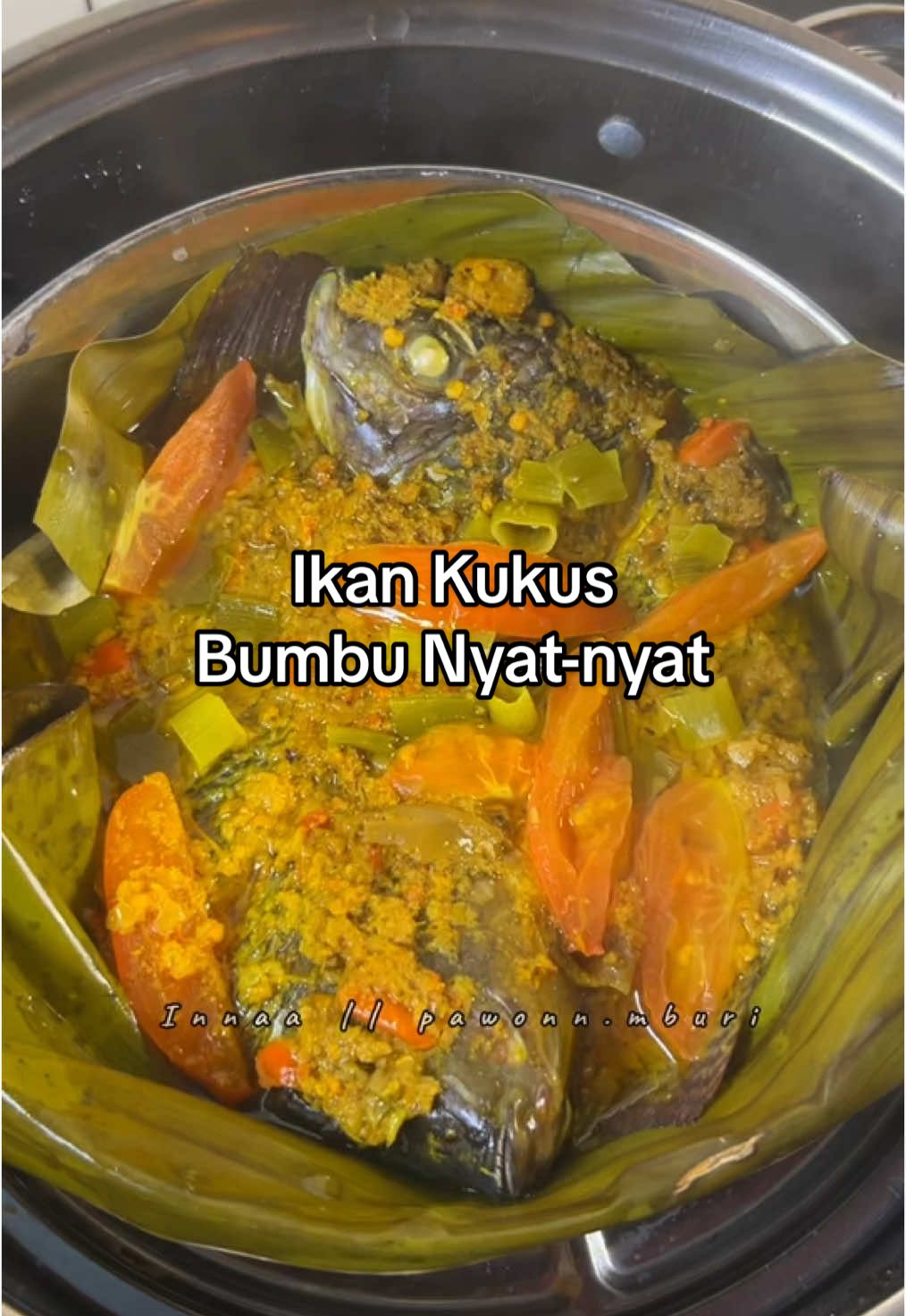 Ikan kukus bumbu nyat-nyat. ✨ Save dulu buat ide masak nanti. Marinasi 500 gram ikan: - jeruk nipis - kunyit bubuk - garam Bumbu halus tumis: - 10 cabe rawit - 2 cabe merah besar - 5 bawang merah - 3 bawang putih - 1 cm jahe - 1 cm lengkuas - 1 batang serai - 1 cm kunyit - 2 kemiri - 1 sdt ketumbar - 1 cm kencur - garam - lada Bahan tambahan: + daun bawang + tomat