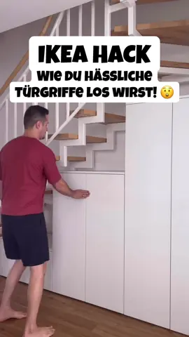 IKEA HACK - Grifflose Türen 💡  Wer liebt nicht auch eine cleane Optik und findet die Suche nach einem passenden Türgriff lästig? 🤷🏽‍♂️ Mit den Drucktüröffnern „Utrusta“ ist das kein Problem mehr! Aber aufgepasst, denn man findet sie in der Küchenabteilung!☝🏽 Sie sind ganz easy zu montieren.  Bitte platziert sie mittig unter einem Einlegeboden.  Probiert’s mal aus! 😉 . . . #wohninspo #einrichtungsideen #flur #eingangsbereich #schrank 