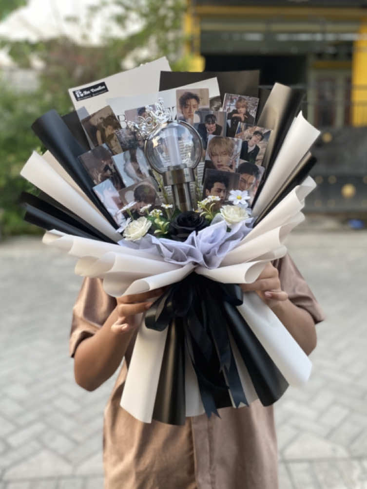 lightstick n photocard dijadiin buket jg bisaa loh😍🫶🏻 #enhypen #buketphotocard #fyppppppppppppppppppppppp #buketgresik #gresikhits 