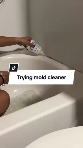 This bathroom is so disgusting!!🤮 #dirtyhouse #dirty #CleanTok #cleaning 