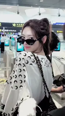 anna at the Huangzhou airport way back to korea #MEOVV #ANNA 