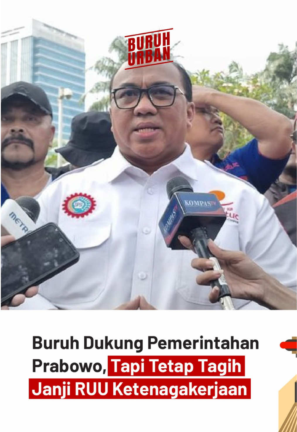 Presiden Konfederasi Serikat Pekerja Seluruh Indonesia (KSPSI) Andi Gani menyampaikan tuntutan dalam aksi demonstrasi di depan Gedung DPR/MPR RI, Jakarta Pusat, Senin (22/9/2025). Serikat buruh menegaskan dukungannya pada pemerintahan Presiden Prabowo Subianto, namun tetap menagih janji pemerintah dan DPR untuk segera menuntaskan RUU Ketenagakerjaan. Dalam aksinya, Andi Gani menyoroti: ✅ Ultimatum 3 bulan agar DPR membahas RUU Ketenagakerjaan secara terbuka. ✅ Kekhawatiran PHK massal jika investasi terganggu. ✅ Seruan menjaga supremasi sipil & stabilitas ekonomi demi nasib pekerja. “Dukung pemerintah terpilih bukan berarti berhenti kritis,” tegasnya. Bagaimana pendapat kalian soal sikap buruh ini? #BuruhUrban #KSPSI #AndiGani #RUUKetenagakerjaan #SerikatBuruh              