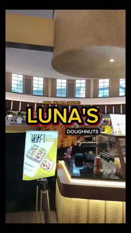 ‎LUNA'S Doughnuts ‎Mall Kelapa Gading 5 ‎lantai 3 ‎Jakarta Utara ‎ ‎ ‎Luna's Doughnuts adalah toko atau brand donat yang terkenal dengan produknya yang berupa bomboloni, yaitu donat Italia berbentuk bola tanpa lubang, dengan tekstur lembut dan isian melimpah.  ‎ ‎Toko ini menawarkan berbagai varian rasa, baik manis maupun asin, dan juga menjual produk kekinian lainnya seperti Thailand Milk Bun dan Cromboloni.  ‎ ‎ ‎ ‎Produk utama Luna's Doughnuts adalah bomboloni, donat yang lembut dengan isian yang banyak dan varian rasa yang unik seperti Cheesy Beef Bechamel, Red Velvet, OG Chocolate, dan lainnya.  ‎ ‎ ‎ ‎Donatnya dikenal memiliki tekstur yang empuk dan lembut, dengan isian yang melimpah namun tidak membuat enek.  ‎ ‎Proses pembuatannya menggunakan bahan-bahan berkualitas yang dicampur dengan sempurna, termasuk proses proofing adonan selama beberapa jam untuk menghasilkan donat yang lembut dan fluffy.  ‎ ‎#lunasdoughnuts  ‎#doughnuts  ‎#donat  ‎#kuliner  ‎#kulinerjakarta  ‎ ‎