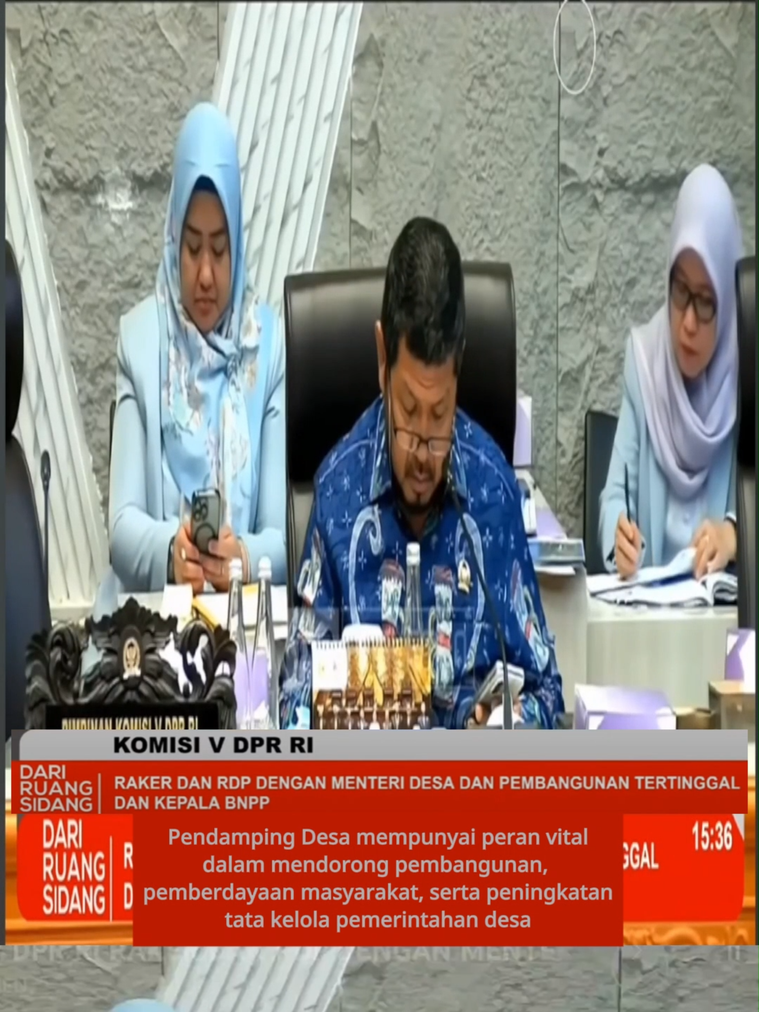 Anggota DPR RI soroti Peran Kementrian Desa, posisi Pendamping Desa, maupun Perangkat Desa. Beban kerja Pemerintah Desa semakin berat dengan bertambahnya program Koperasi Desa Merah Putih, tetapi kewenangan Kepala Desa maupun Pendamping Desa terbatas untuk berionovasi. Peran Pendamping Desa harus jelas, sehingga perlu didorong Pendamping Desa menjadi P3K, tentunya Perangkat Desa juga perlu diperjuangkan. Sumber Infromasi: Kanal youtube TVR PARLEMEN Selengkapnya: https://www.youtube.com/live/Ltjylu7y_RU?si=MzBxC7FfPKggLbvR #PendampingDesa #PerangkatDesa