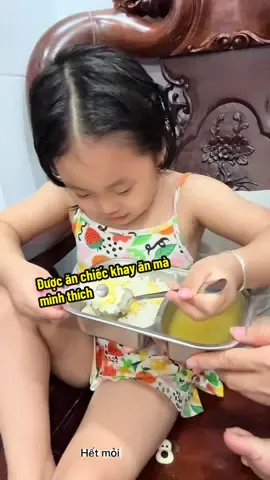 Có ai ăn giỏi như bạn nhỏ này không ạ ?? #mebimsua #khayanchobe #khayinox304 #embedangyeu #nuoidaycon 
