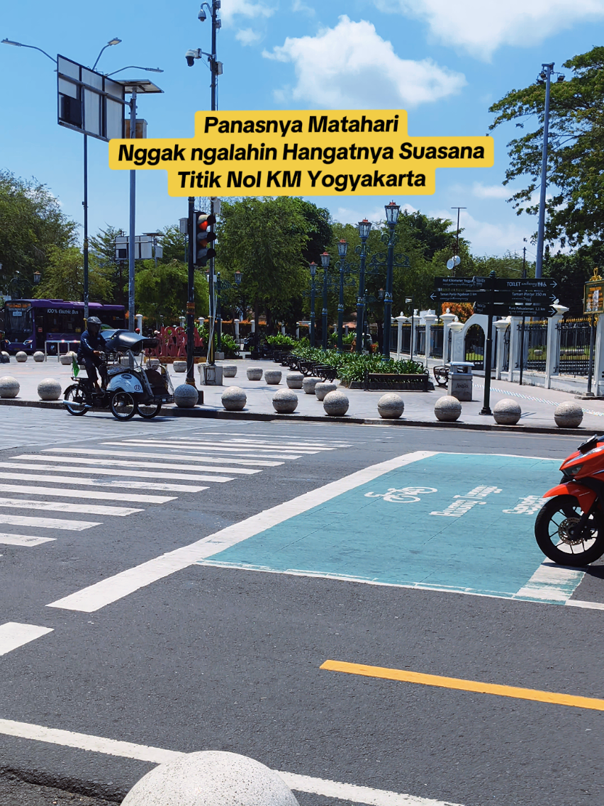 Panasnya matahari nggak ngalahin hangatnya suasana Titik Nol KM Yogyakarta. Ada yang rindu suasana ini? 📍 Titik Nol KM Yogyakarta #titiknoljogja #Jogja #yogyakarta #JogjaIstimewa #explorejogja 