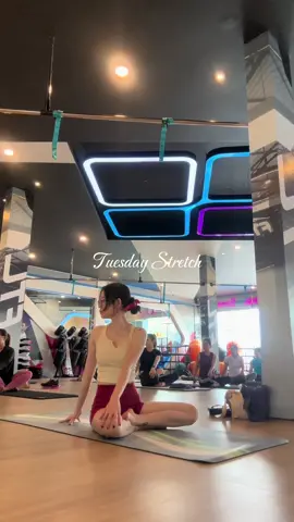 Mari kita usahakan badan yang lentur itu 😬 #yoga #yogatok #yogaflow #hathayoga