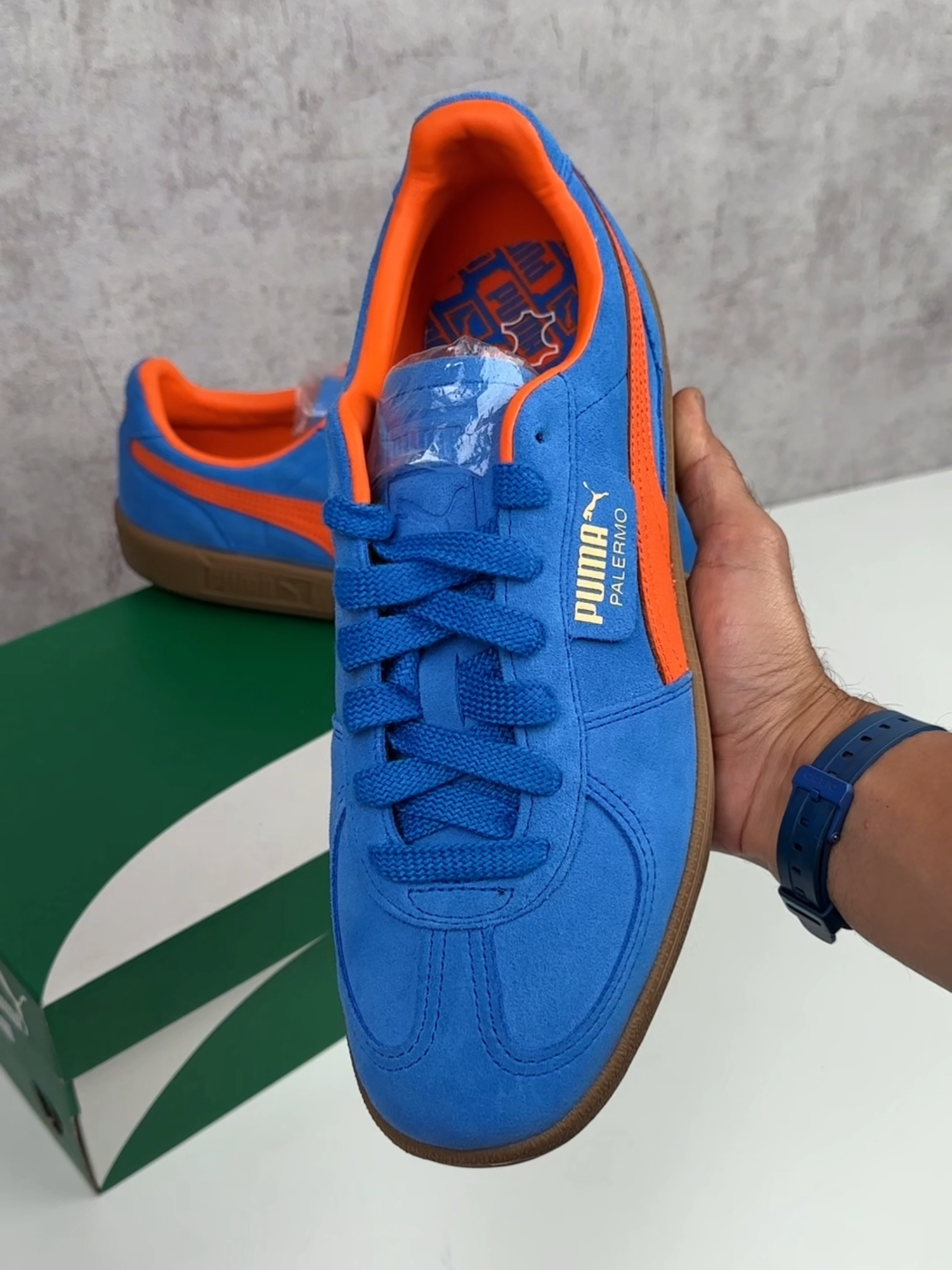 Berawal dari sepatu bola kini menjadi sneaker casual. Puma Palermo menjadi primadona di kalangan streetwear enthusiast. Dengan perpaduan suede dan leather, serta gumsole yang khas! #sneakersflash #puma #pumapalermo #sepatupuma #sepatuoriginal #fyp