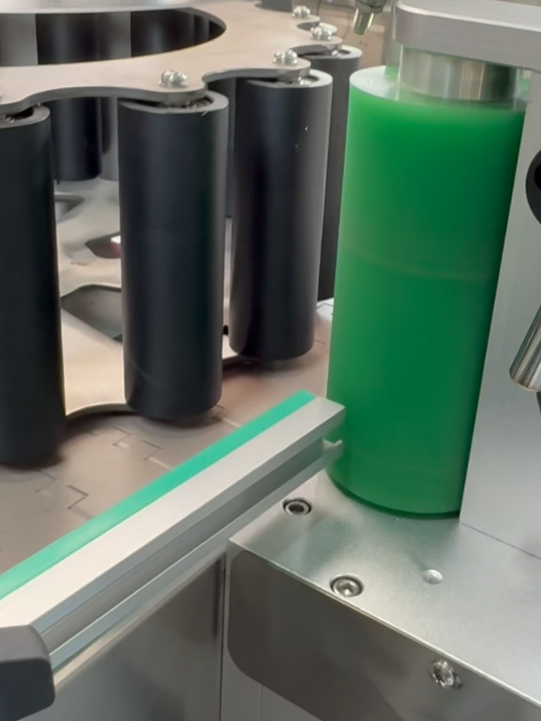 Fully automatic star wheel rapid labeling machine #labelingmachine  #fillingmachine  #packingmachine