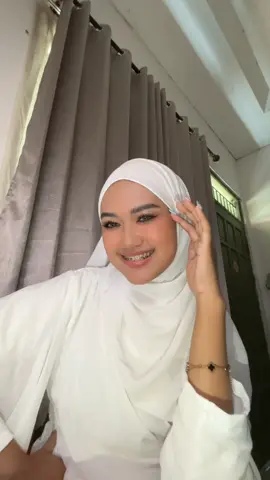 Double the lashes, double the fun! 💖 Kembaran mascara bareng @sashfir pake Wardah Hi-Impact Volumizer Mascara 🤩 Bulu mata langsung on fleek, tebel tapi tetep natural. #wardahhiimpact #wardahaffiliate #maskarajigrakwardah #freshandflawless #sashfirweddingmascara  