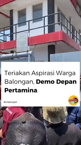 Warga Balongan, Indramayu, kembali turun ke jalan dan memenuhi area depan Kantor Pertamina Patra Niaga Integrated Terminal Balongan.  Lewat aksi ini, mereka menyampaikan berbagai tuntutan, mulai dari bantuan sosial hingga fasilitas untuk warga sekitar. Bahkan ada permintaan agar bantuan susu yang pernah diberikan kembali diaktifkan. Aksi berlangsung dengan membawa poster, mobil komando untuk orasi, hingga mendirikan tenda di tengah jalan sebagai bentuk protes, yang otomatis menutup akses jalan desa. Menurut kamu, bagaimana cara terbaik agar suara warga bisa benar-benar sampai dan ditindaklanjuti?  Video: ig indramayuupdate #Balongan #Pertamina #SuaraWarga #AksiDemo #BeritaIndramayu