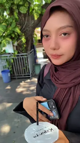 Wah kakak cantik ini meski dia berhijab dia tetep memperhatikan area area yang tidak terlihat itulo.  Ingat ya , eksfoliasi ketiak dengan skinseo brightening underarm  #spillskincare #1meniteksfoliasi #exfoliasiketiak  #parody 
