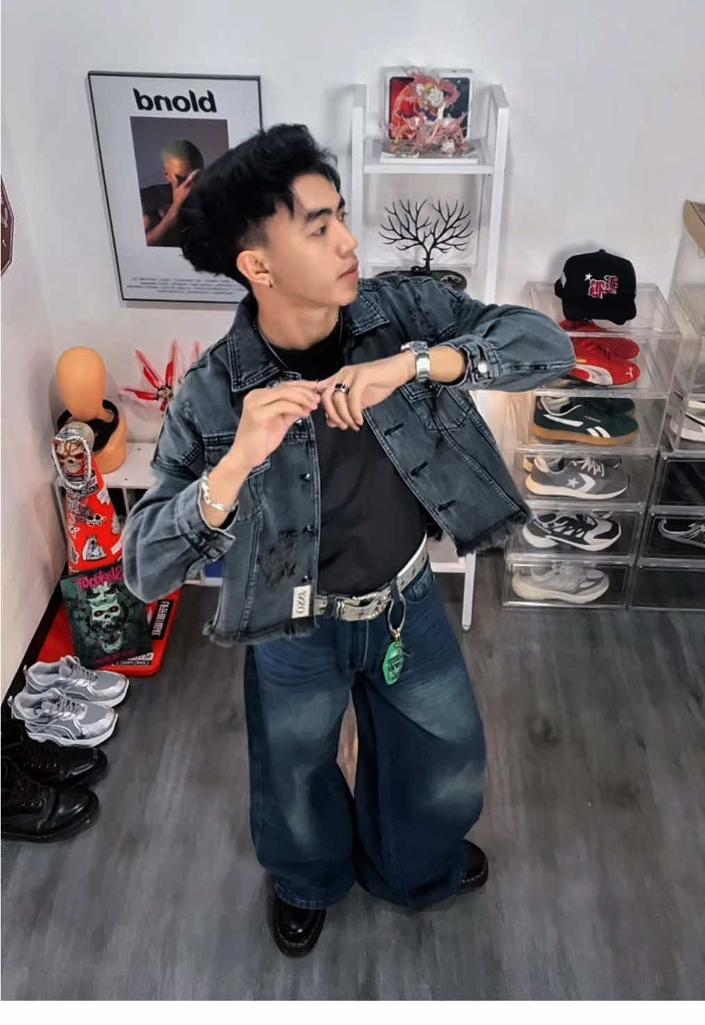 Main santai tapi tetep bold, denim jacket & baggy jeans selalu jadi andalan. @JINISO JEANS @JINISO DENIM  #fashiontiktok #brandlokalindonesia #denimjacket #baggyjeansoutfit #OOTD 