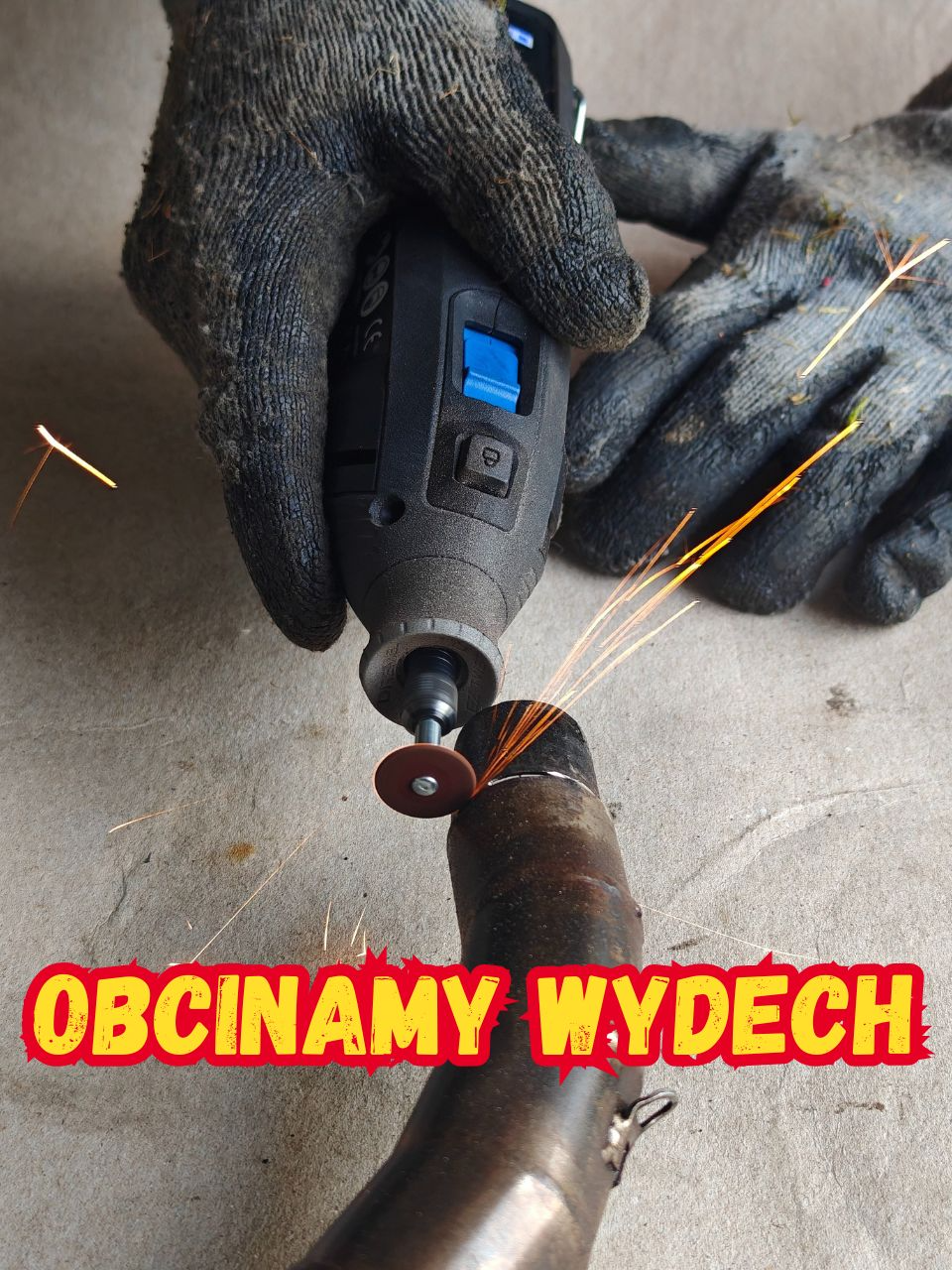 Zgodnie z Waszą sugestią, obcinamy końcówkę kolanka wydechu. Nie jesteśmy do końca pewni, czy ta końcówka była tam fabrycznie, czy ktoś ją dospawał. Ale po obcięciu zwiększymy średnicę rury, więc będzie w końcu pasować do kanału wydechowego w naszym cylindrze Airsal X-Trem. Gdyby znów trzeba było zmniejszyć średnicę kolektora, zawsze można podobny kawałek rury w przyszłości dospawać ;) Po tej operacji jest już poprawa! Wydech (prawie) pasuje, jeszcze trzeba go lepiej uszczelnić, ale tu pewnie wystarczy pasta do wydechu, o której też wspominaliście. Obroty jałowe spadły teraz z 4000 do 2500 obrotów na minutę. Teraz jeszcze musimy opracować lepsze mocowanie dyfuzora, bo zawadza o hamulec nożny. I zostanie już tylko regulacja gaźnika. Przed nami jeszcze odpowietrzenie hamulca przedniego (prawie nie łapie) i regulacja klamki sprzęgła (też nie łapie), a także naprawa lub wymiana lewego lusterka. #YamahaTZR50 #serwis #naprawa #usterka #cylinder #wydech #tuning #Voca #Airsal #VocaRacing