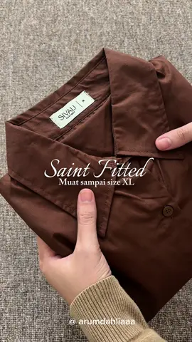 Lagi cari baju yang pas buat hangout atau ngopi santai? Coba deh saint fitted longsleeve brown ini. Potongannya slim fit, bikin badan lo kelihatan oke. Bahan gak bikin gerah, nyaman seharian. Buruan cek, stoknya terbatas! Ini muat sampai XL. Disclaimer: harga bisa berubah sewaktu-waktu. #sivalisaintfitted #sivalifactory #kemejaslimfit #longsleeveshirt 