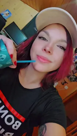 Yeeees I'm BACK BIIIITCHOUNE Vous inquiétez pas je vais bien, j'ai pris une belle leçon, perdu beaucoup de temps, de gens... Quelle leçon je retiens? -10kg en 12 jours 🤣🤣, un nouveau départ qui s'offre a moi, des vrais amitiés insoupçonnées, garde le sourire, et vis pour toi!! allez la bizz  #bizouBYYYYYE #jetaisoubahpaslamaisjesuislamtn #bizoubitchounes #keepsmile #nouveaudepart 