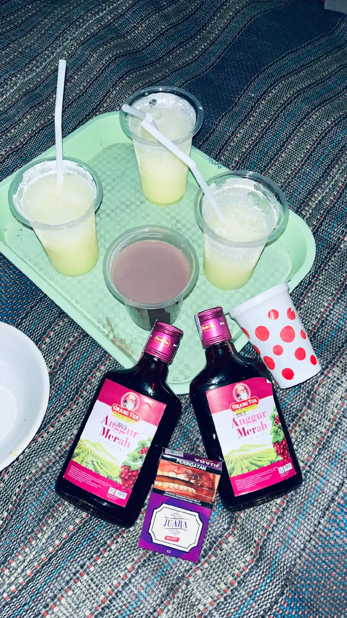 Resep yang lezat! Ayam kecap bumbu iris adalah hidangan yang populer di Indonesia. Berikut adalah resep sederhana untuk membuatnya: Bahan: - 1 kg ayam, potong-potong - 2 siung bawang putih, iris - 1 siung bawang merah, iris - 1/2 sendok teh jahe bubuk - 2 sendok makan kecap manis - 1 sendok makan kecap asin - 1/2 sendok teh gula pasir - 1/2 sendok teh garam - 1/4 sendok teh merica bubuk - 2 sendok makan minyak goreng - 2 daun salam - 1 batang serai, memarkan Cara membuat: 1. Tumis bawang putih, bawang merah, dan jahe bubuk hingga harum. 2. Masukkan ayam, kecap manis, kecap asin, gula pasir, garam, dan merica bubuk. Aduk rata. 3. Tambahkan minyak goreng, daun salam, dan serai. Masak hingga ayam matang dan bumbu meresap. 4. Sajikan hangat. Selamat mencoba!